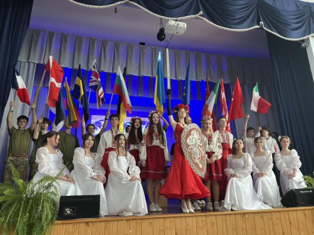 Вшанування традицій та героїв України Вшанування традицій та героїв України